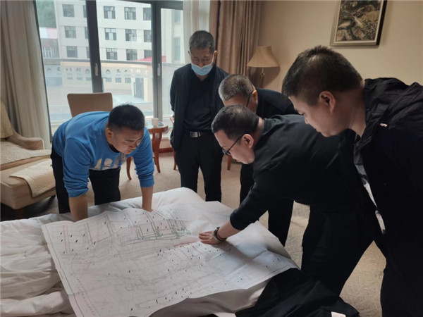 山東科技大學(xué)實(shí)用礦山壓力研究中心主任石永奎教授、郝建博士應邀赴龍煤雙鴨山礦業(yè)集團進(jìn)行技術(shù)交流