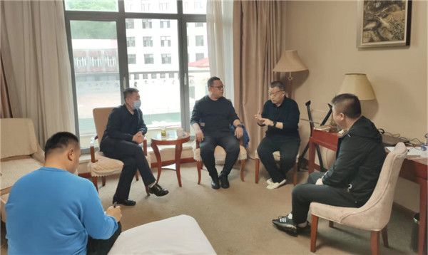 山東科技大學(xué)實(shí)用礦山壓力研究中心主任石永奎教授、郝建博士應邀赴龍煤雙鴨山礦業(yè)集團進(jìn)行技術(shù)交流